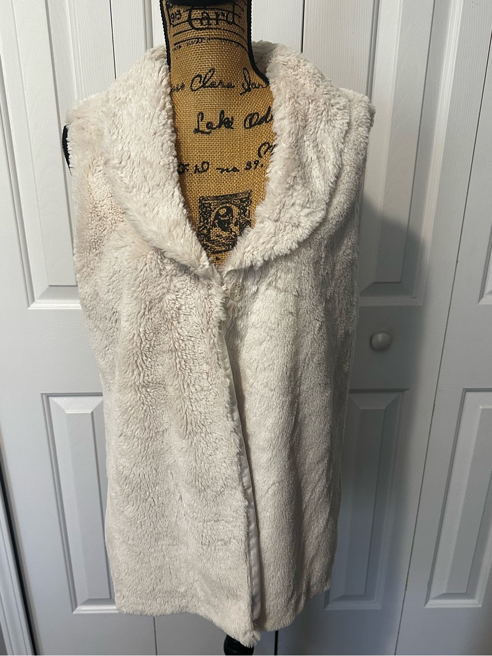 BNWT Modes Crystal Cream Faux Fur Vest